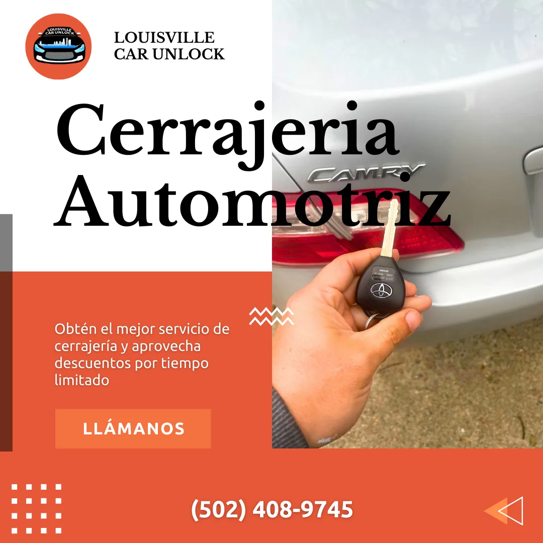 Mano sosteniendo una llave de un Toyota Camry con el logotipo de Louisville Car Unlock y el vehículo de fondo.