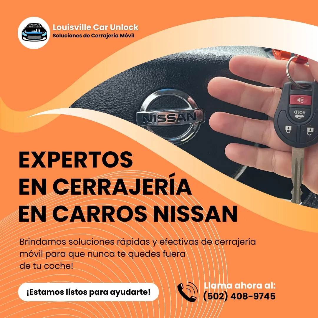 Cerrajero profesional insertando llave inteligente en vehículo Nissan, servicio de Louisville Car Unlock.