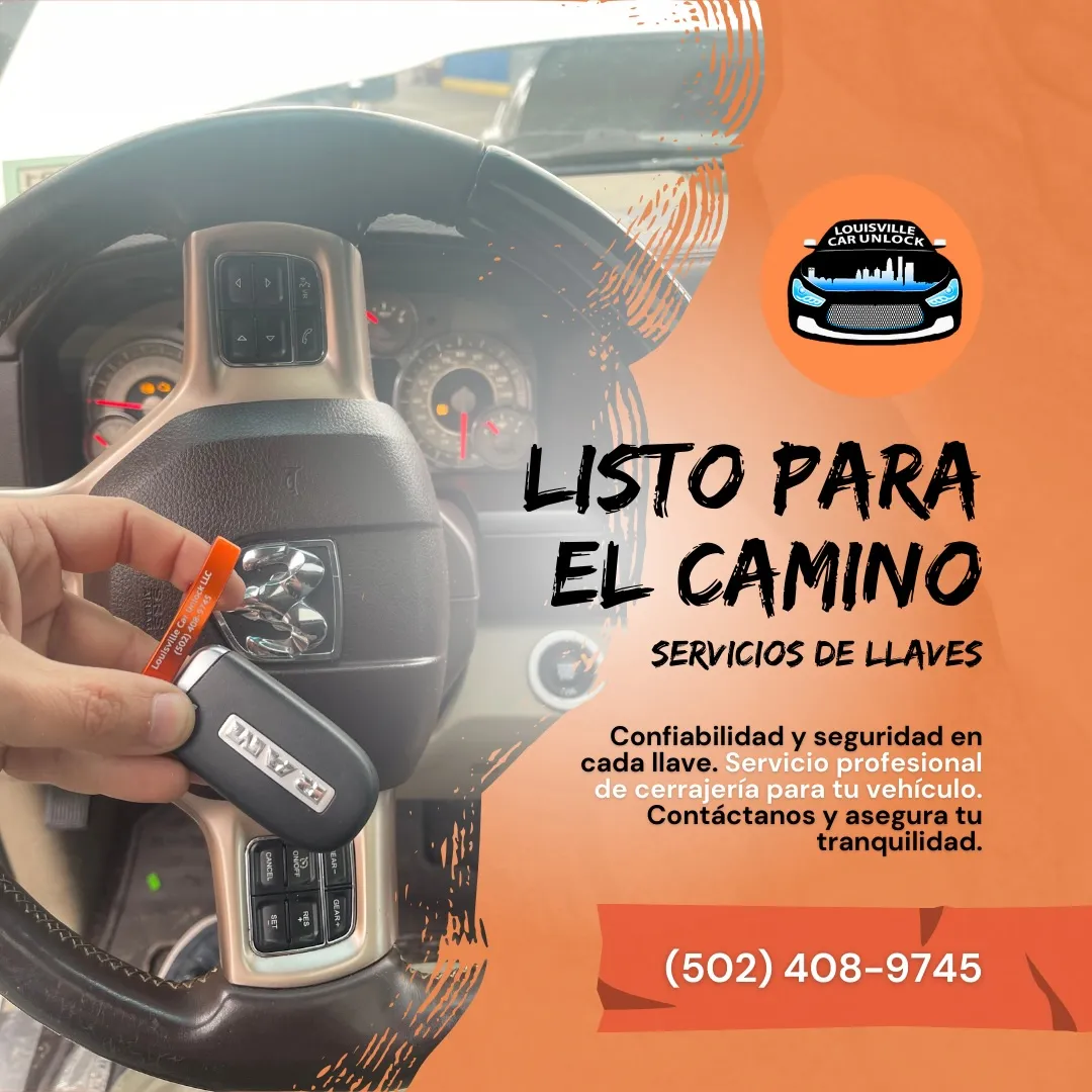 Mano sosteniendo llave de coche con el logo de Louisville Car Unlock y el volante de un vehículo en el fondo, indicando servicios de cerrajería de vehículos.