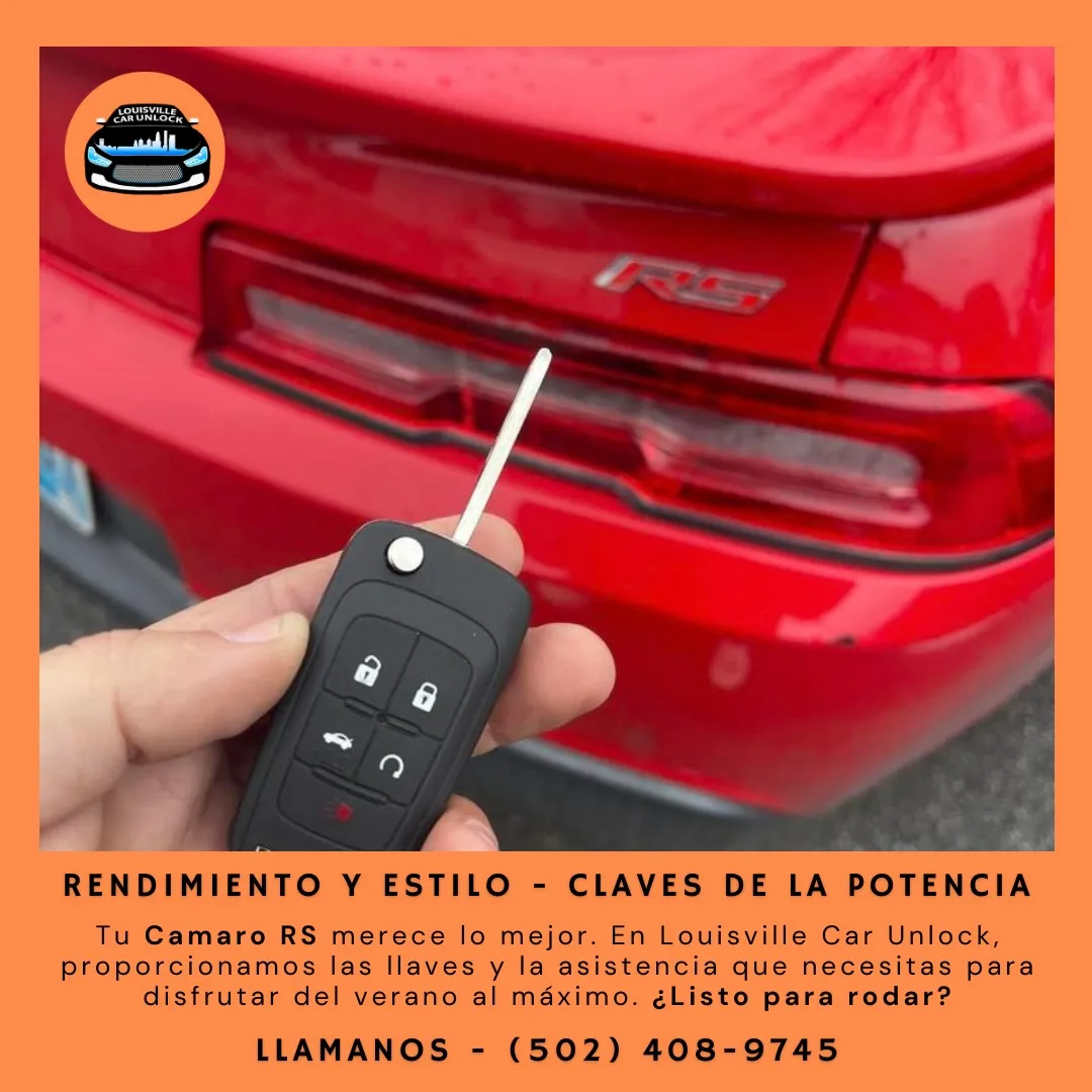 Cerrajero profesional sosteniendo una llave de auto con el logo de Louisville Car Unlock y un Camaro RS en el fondo.
