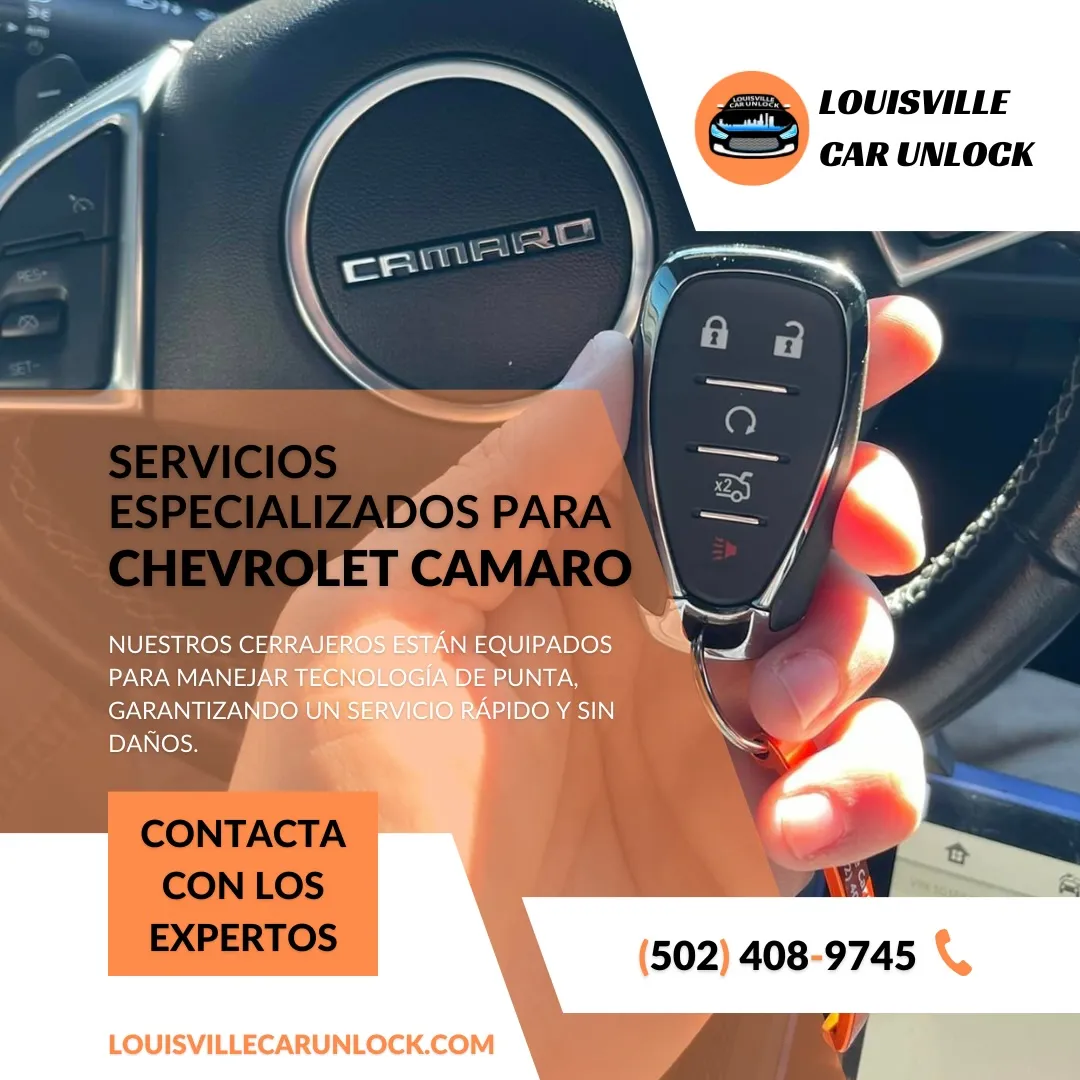 errajero profesional sosteniendo una llave inteligente frente al volante de un Chevrolet Camaro.