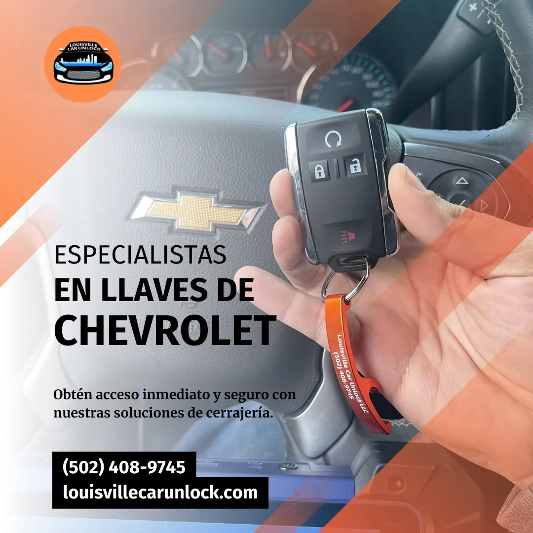 Cerrajero profesional sosteniendo una llave inteligente de Chevrolet, listo para el servicio en Louisville, Kentucky.