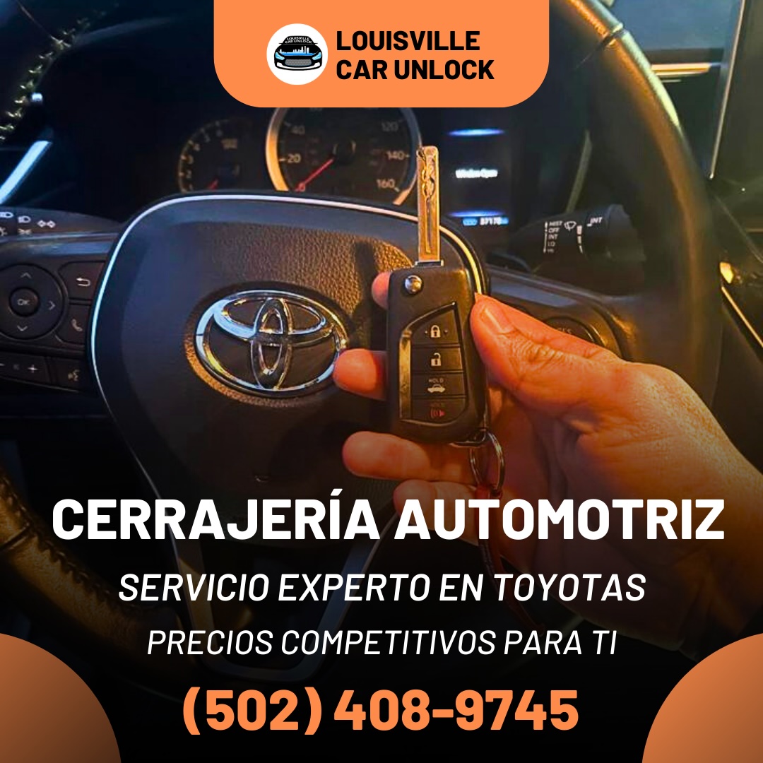 Llave y mando a distancia de Toyota en manos de un técnico con el volante de un Toyota en el fondo - Louisville Car Unlock.