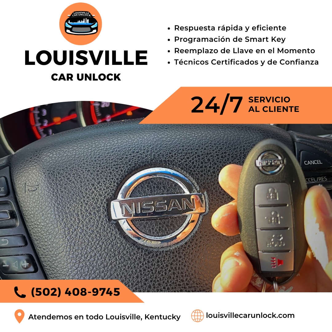 Cerrajero profesional de Louisville Car Unlock sosteniendo una Smart Key de Nissan, servicio al cliente 24/7.